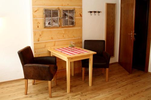 Obergrainau Apartment | Gästehaus Ostler: Highly Rated with Breakfast & Family Focus