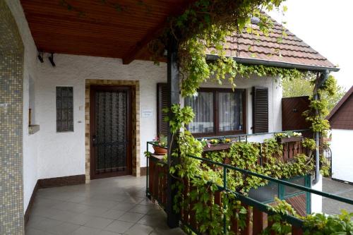 Mettlach Apartment | Oceanfront Comfort at Gästehaus Peter with Breakfast Included