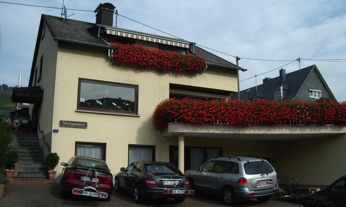 Zeltingen-Rachtig House | Welcoming Gästehaus Resi: Family-Friendly with Breakfast