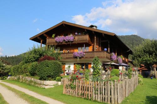 Blindau House | Gästehaus Schönfeld: Top-Rated Stay with Hot Tub & Kitchen