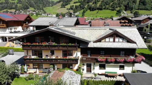 Dorfgastein Apartment | Gästehaus Schernthaner: Family-Friendly Stay with Solarbad Access