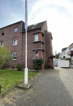 Dormagen Apartment | Pet-Friendly Gästehaus-Schild with High Guest Ratings