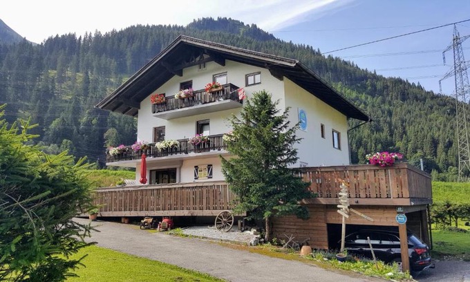 Laehn House | Top-Rated Gästehaus Schmitt: A Delightful Stay Awaits