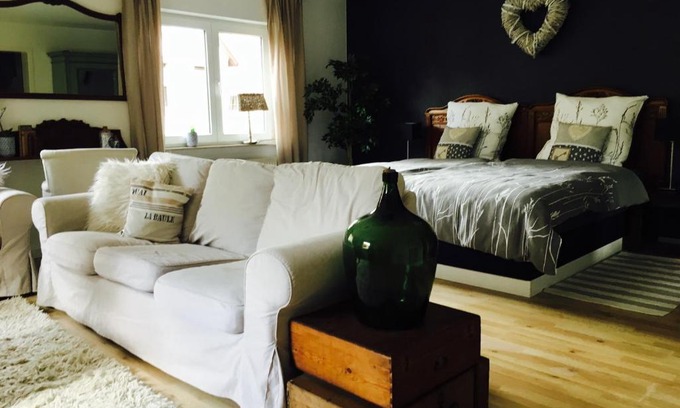 Heuchelheim-Klingen Apartment | Welcoming Gästehaus Sellemols: Family-Friendly Retreat