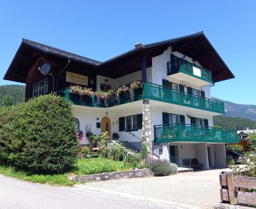 Gosau Apartment | Child-Friendly Escape at Gästehaus Sieglinde - 10/10 Rated