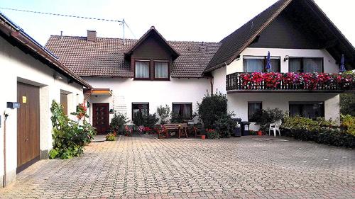 Weyher in der Pfalz House | Top-Rated Gästehaus Siener with Breakfast & Family-Friendly Vibes