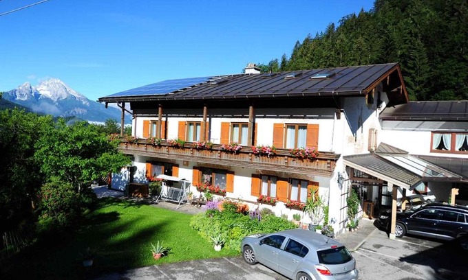 Oberau House | Gästehaus Sonnenbichl: Pet-Friendly Getaway with Ocean Views