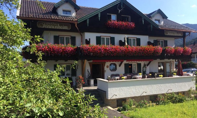 Mittenwald House | Gästehaus Sonnenheim: Family-Friendly Stay with Breakfast!