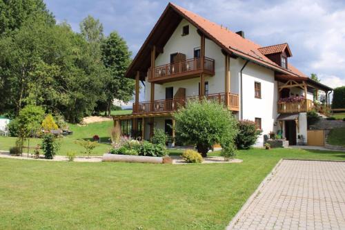 Neualbenreuth Hotel | Top-Rated Gästehaus Sporrer with Breakfast & Family Amenities