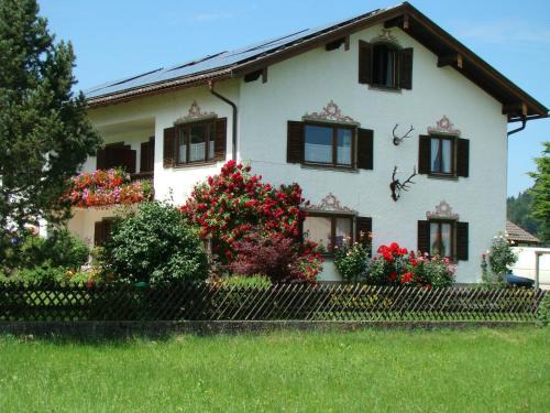 Samerberg Apartment | Child-Friendly Gästehaus St. Bartholomä with Kitchen Access