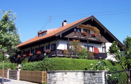 Abwinkl Apartment | Family-Friendly Stay at Gästehaus Tannenheim Awaits You