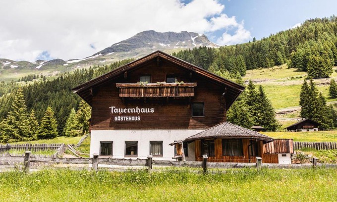 Tauer House | Cozy Gästehaus Tauernhaus: Pet-Friendly with Breakfast