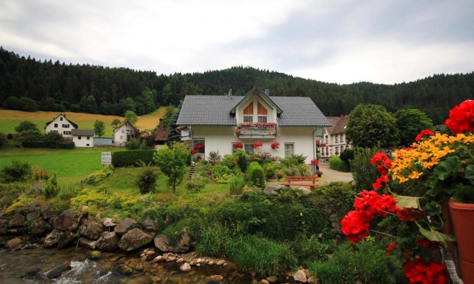Niederwasser House | Top-Rated Gästehaus Ursula: Family-Friendly Retreat