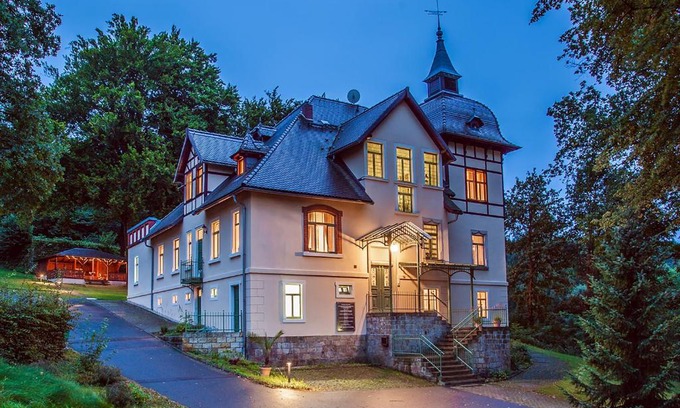Duerrroehrsdorf-Dittersbach Apartment | Pet-Friendly Gästehaus Villa Rose with Hot Tub & Breakfast