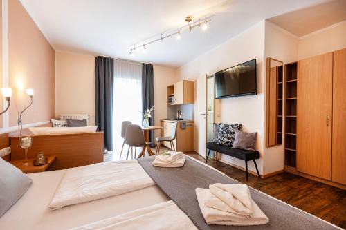 Walpertskirchen Hotel | Pet-Friendly Gästehaus Zehmerhof: Oceanfront Getaway