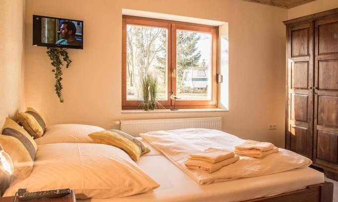 Bahretal Apartment | Family-Friendly Stay at Gästehaus Zum Iwan - Cozy Rooms