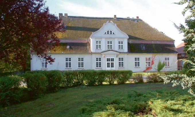 Bassendorf Apartment | Gästewohnung im Gutshaus: Oceanfront Retreat with 9.7 Rating