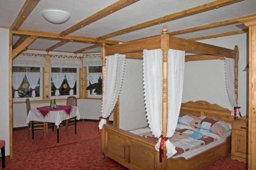 Guentersberge Apartment | Cozy Guest Rooms in a Scenic Holiday Resort with Activities