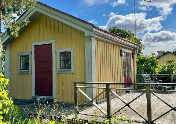 Drottningholm House | Enchanting Guesthouse Overlooking Drottningholm Palace