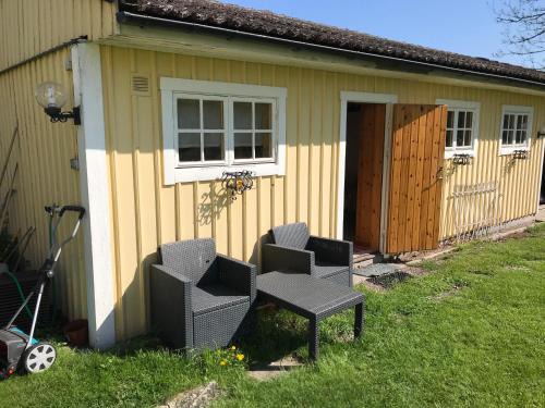 Toreboda Cabin | Cozy Gäststuga i Löfsäng Hajstorp with Hot Tub & Pet Friendly
