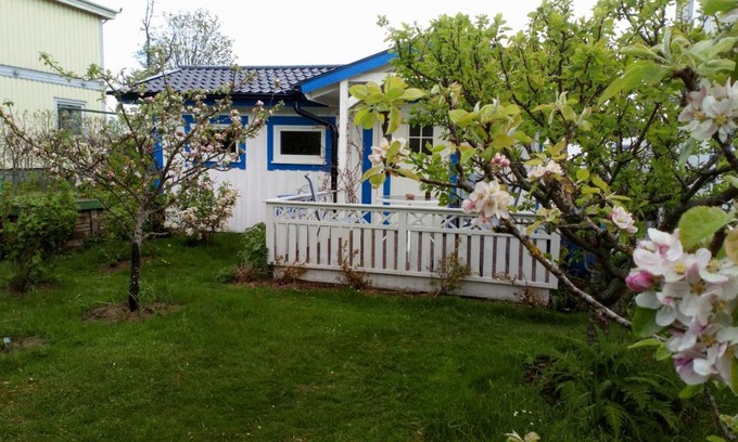 Falkenberg House | Guest Rated 10/10: Cozy Gäststuga with Family-Friendly Amenities