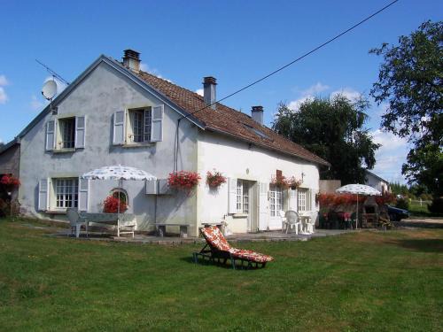 Ternuay-Melay-et-Saint-Hilaire House | Pet-Friendly Gîtes La Coquille: Family Comfort Awaits