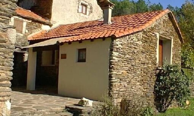 Ponteils-et-Bresis Cottage | Lake View Retreat at Gît Ponteils et Brésis: Rated 9.6/10