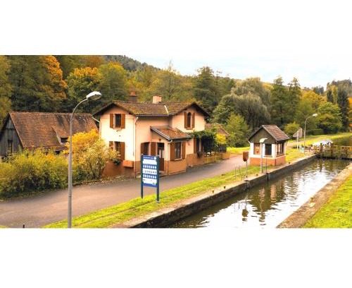 Henridorff House | Inviting Gîte À l Écluse 18: Pet Friendly & Family Ready