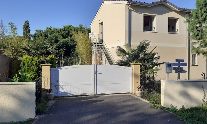 Gradignan House | Cozy Gîte for 4-5 Guests near Bordeaux with Spa Access