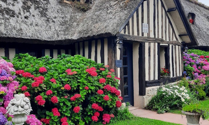 Fatouville-Grestain Cottage | Relaxing Retreat at Gîte "Le Trouville" with Pool & Spa