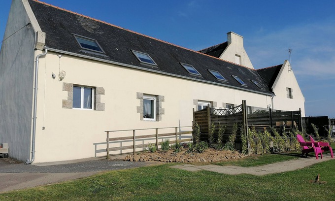 Saint-Pol-de-Leon Cottage | Gîte 5 Chambres with Ocean View, Steps from Roscoff