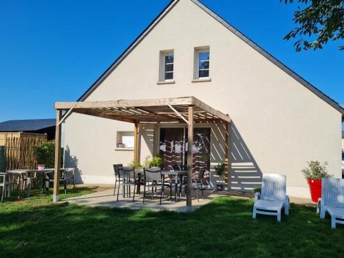 Cravant House | Serene Gîte for 5 with Large Terrace near Loire Châteaux