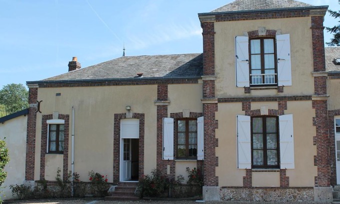 Les Ressuintes House | Tranquil Gîte with Private Garden & BBQ near La Ferté-Vidame