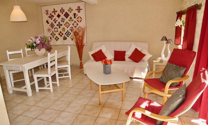 Monflanquin House | Relaxing Lake View Gîte "L’étable" with Pool and Spa