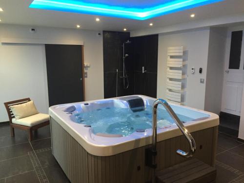 Cramant House | Spacious Gîte for 8-14 in Champagne with Relaxing Hot Tub