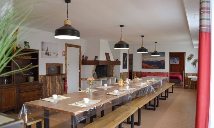 La Llagonne House | Cozy Gîte A LA Montagne Near Ski Slopes and Family Fun