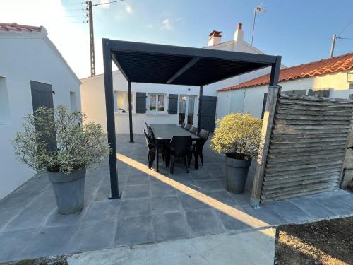 Commequiers House | Gîte Commequiers: Spacious 5-Room Retreat for 11 Guests