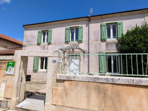 Mecrin House | Inviting Gîte for 10 with Terrace, Near Nature in Mécrin