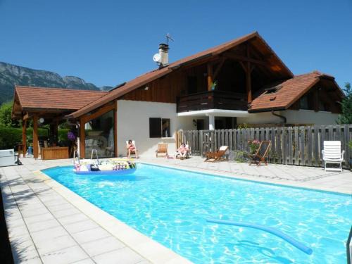 Doussard House | Gîte Annecy 06: Oceanfront Retreat with Private Pool