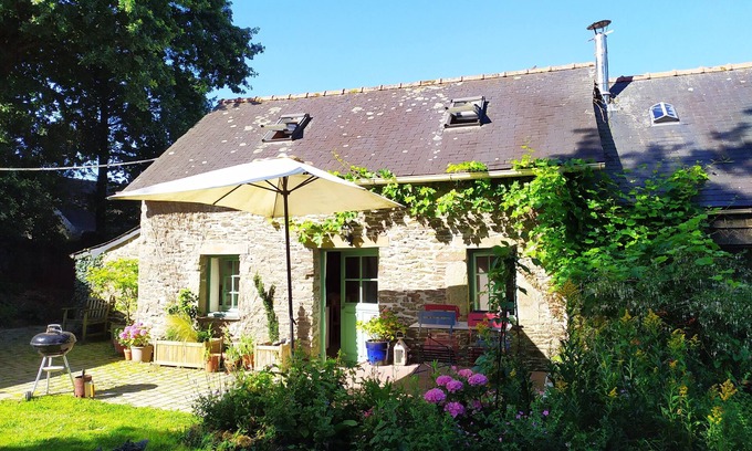 Plonevez-du-Faou Cottage | Gîte Ar Parkou: Pet-Friendly Breton House with Pool