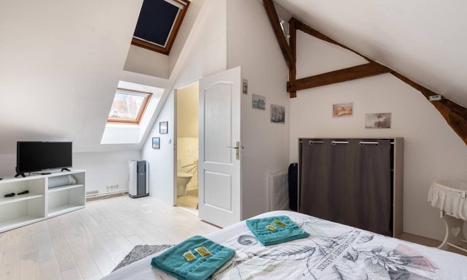 Mosnes House | Unique Gîte for Up to 8 Guests with Private Pool