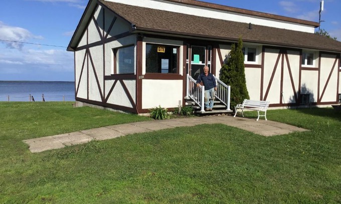Saint-Edouard-de-Kent Bed & Breakfast | Discover Gîte Au Bord de la Baie: Rated 9/10 with Hot Tub