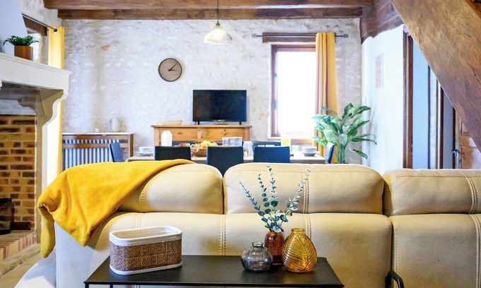 Chenou House | Relaxing Gîte au Calme: Pool, Breakfast & Family-Friendly