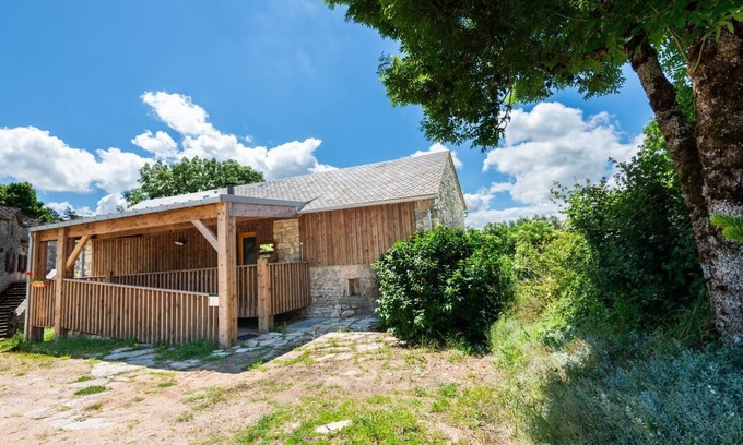 La Tieule House | Cozy Gîte Aulas: Family-Friendly Retreat with Kitchen