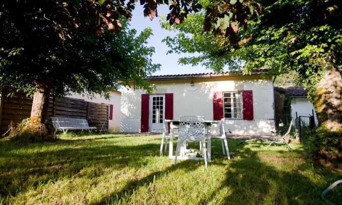 Noaillan House | Discover Gîte Aux Tuileries: Pet-Friendly Family Retreat