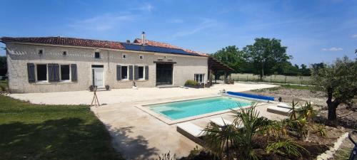Saint-Aulais-la-Chapelle Apartment | Idyllic Gîte with Pool in Serene Countryside Retreat