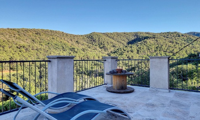 Les Mayons House | Gîte with Expansive Panoramic Terrace in Maures