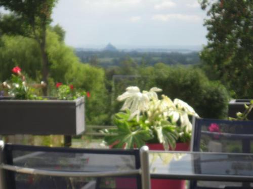Lolif House | Scenic Gîte Overlooking Mont Saint Michel with Family Amenities