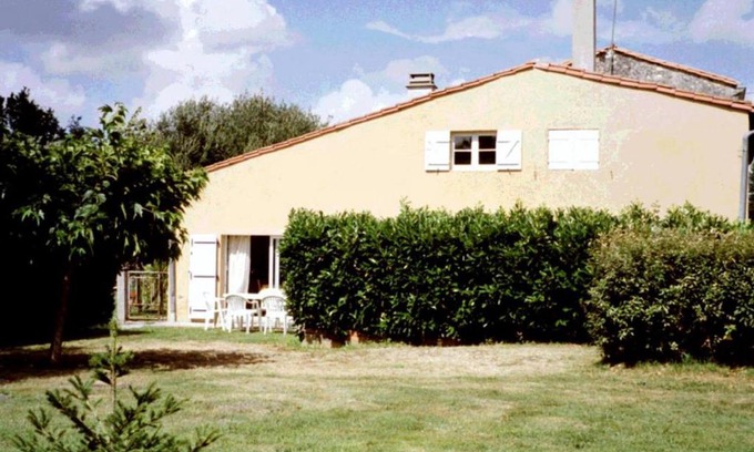 Avensan House | Family-Friendly Gîte Avensan for 6 in Beautiful Surroundings