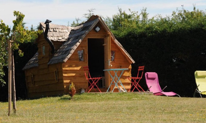 Avrilly House | Gîte Avrilly: Ideal Retreat with Pool & Child-Friendly Atmosphere